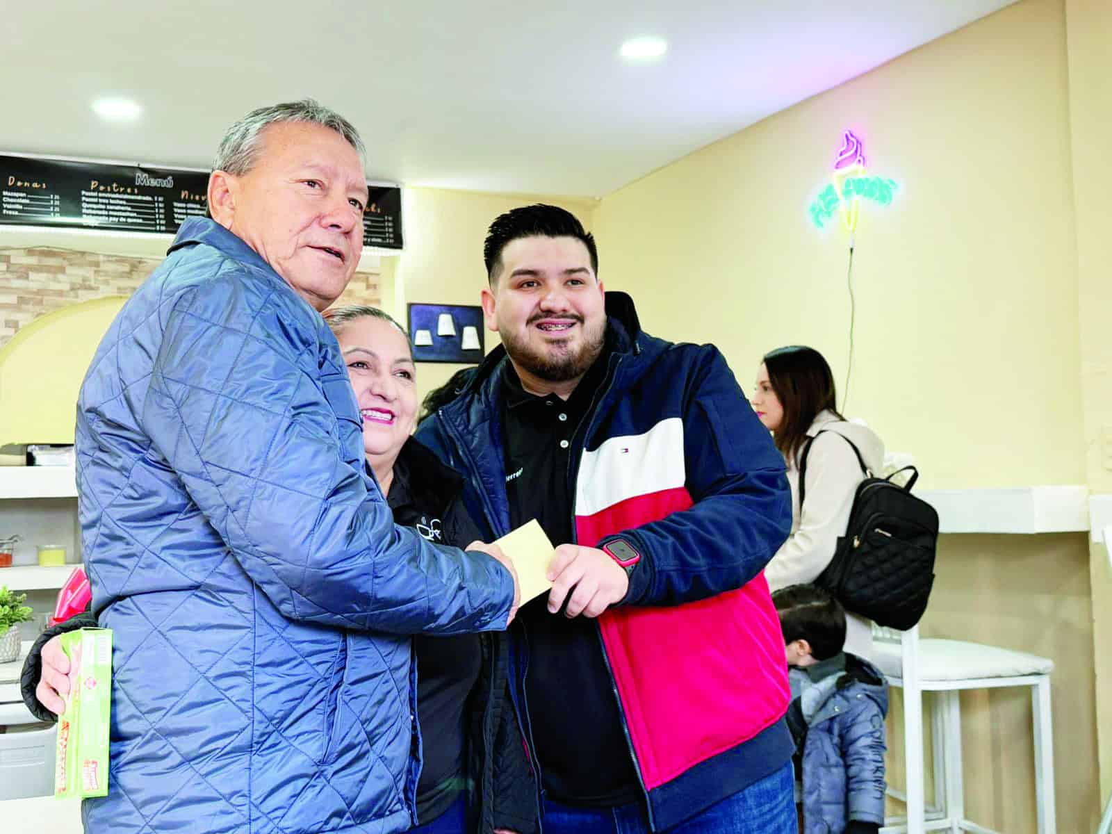 Oscar R&iacute;os Ram&iacute;rez apoya a emprendedores con H&H Snacks en Nueva Rosita