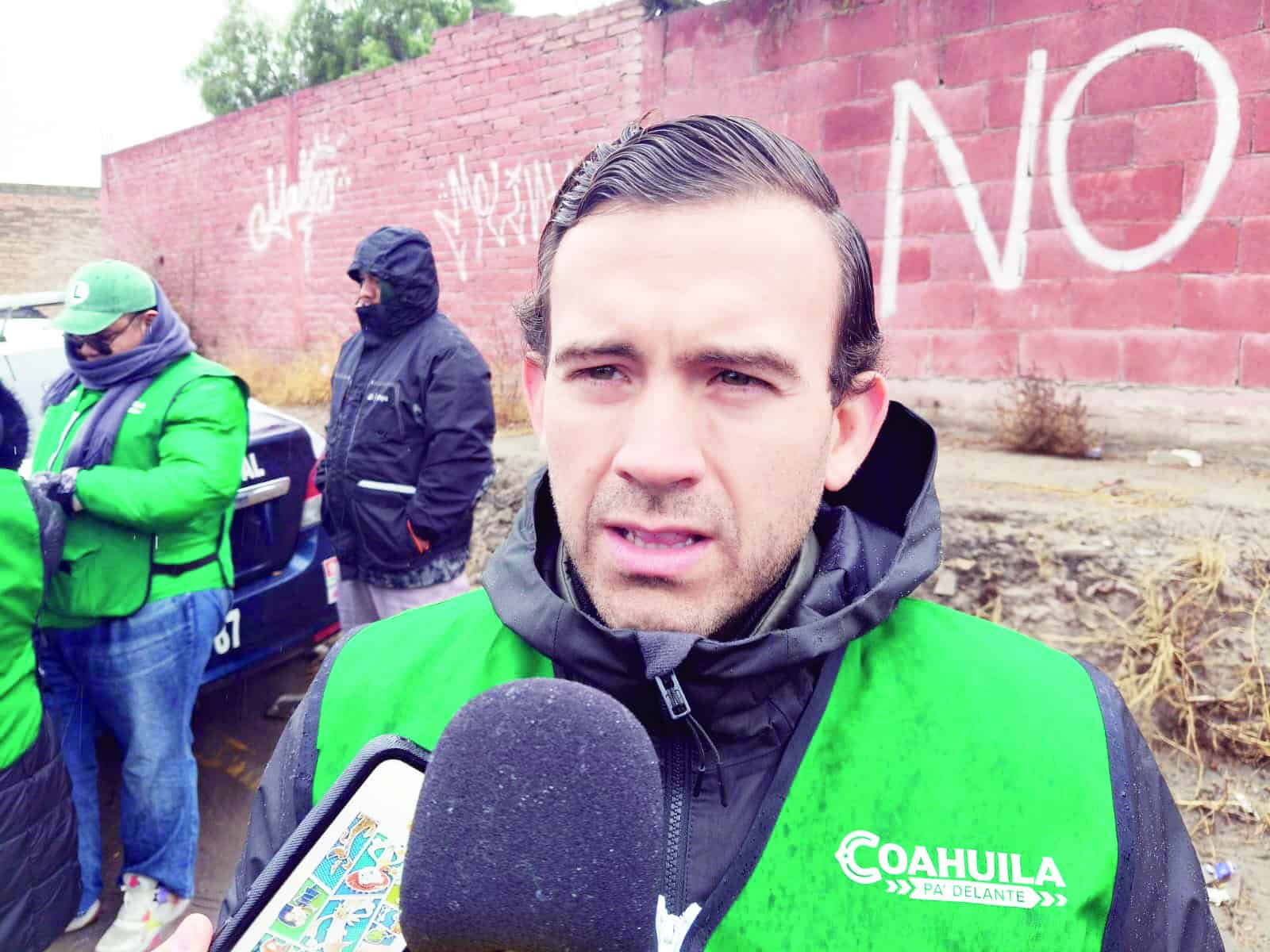 Gabriel Elizondo lidera brigadas en Coahuila ante el fr&iacute;o intenso