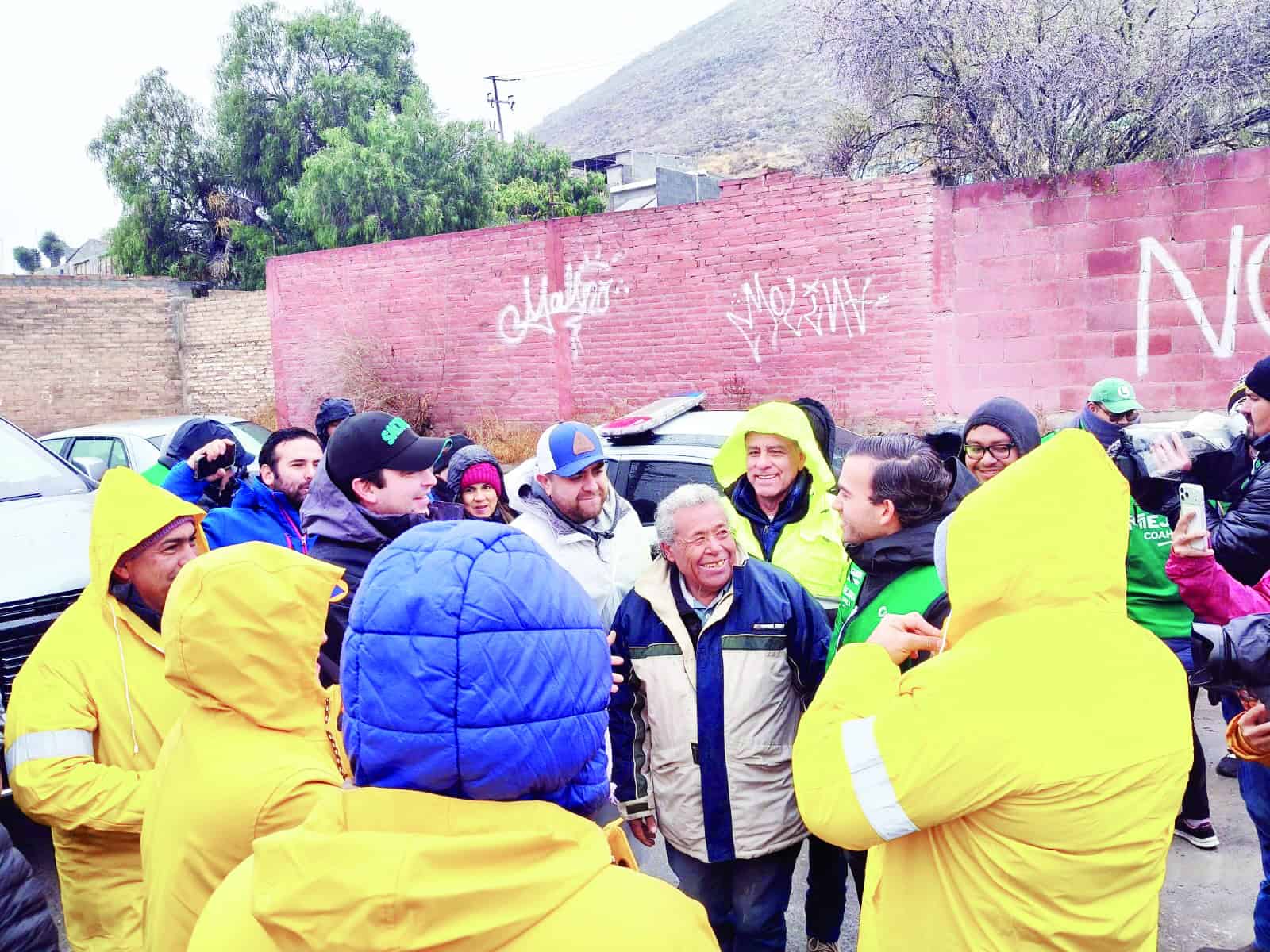 Gabriel Elizondo lidera brigadas en Coahuila ante el fr&iacute;o intenso