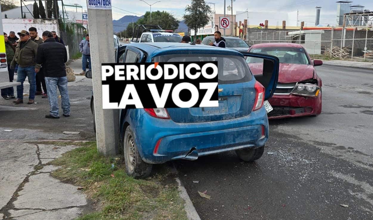 Prensa auto contra poste