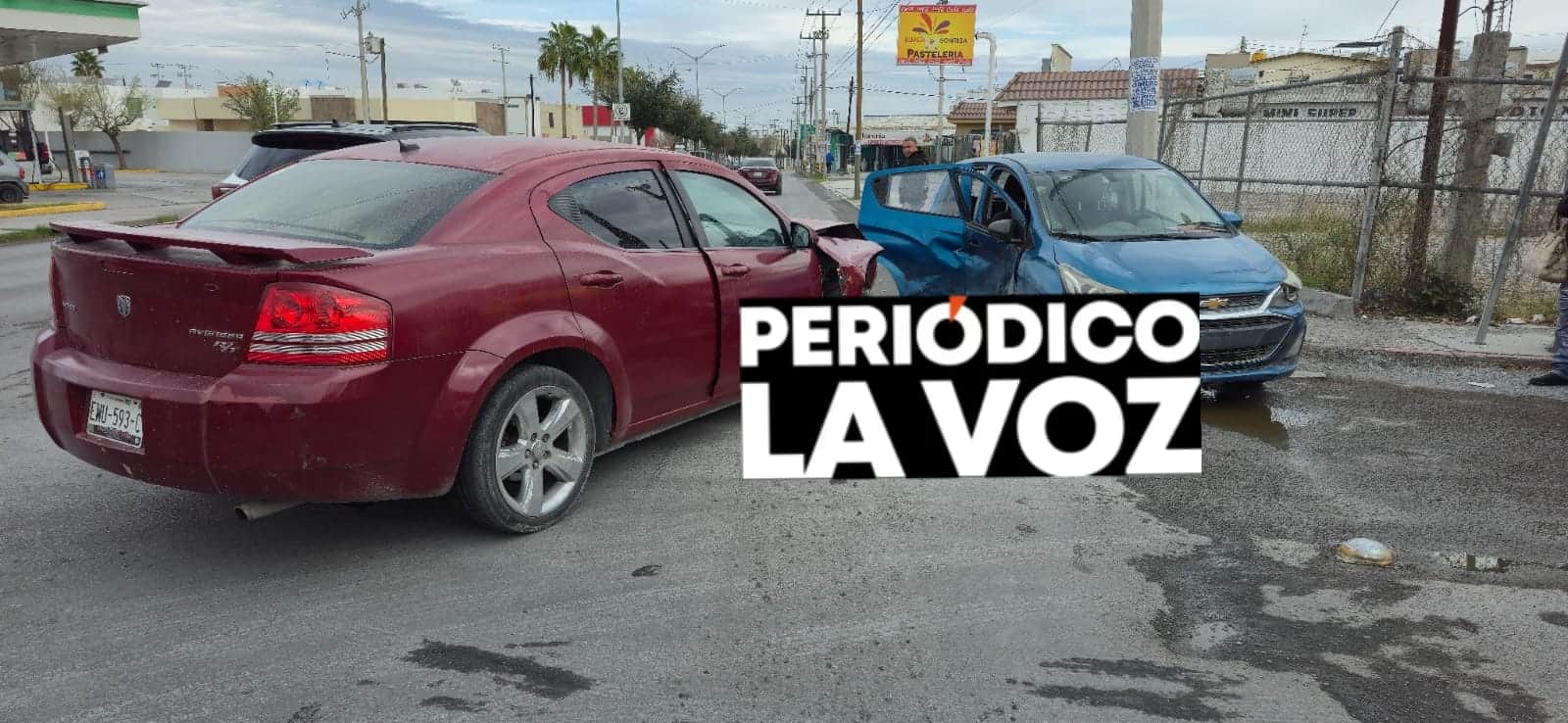 Prensa auto contra poste