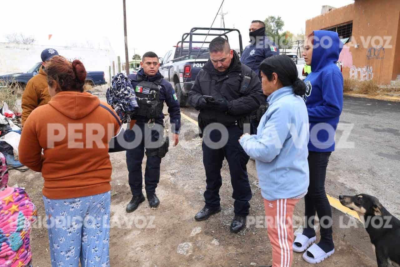 Polic&iacute;a Estatal apoya a vulnerables en Monclova por fr&iacute;o extremo