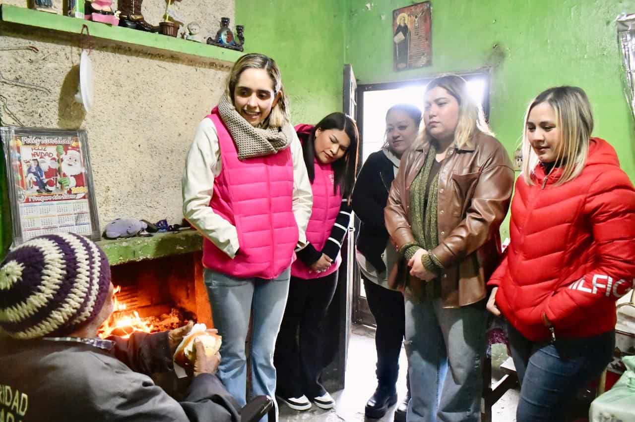 DIF Monclova apoya a familias con cobertores ante bajas temperaturas