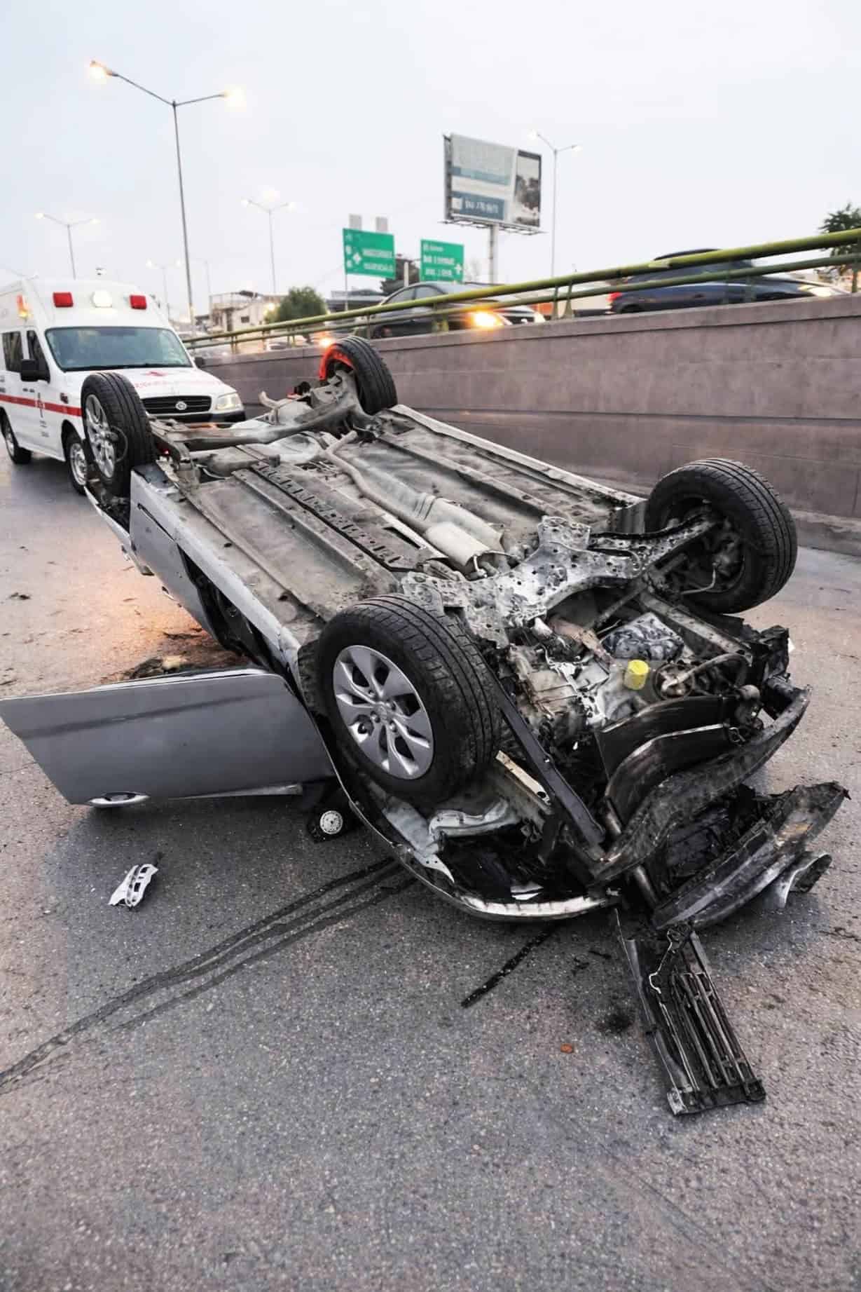 Accidente en Saltillo: tres heridos tras volcadura de veh&iacute;culo