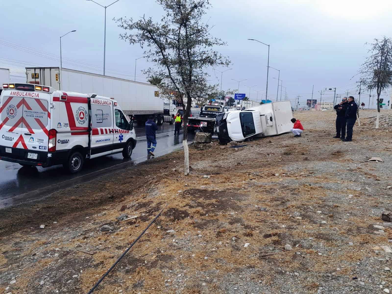 Accidente automovil&iacute;stico en Ramos Arizpe: camioneta derriba luminaria