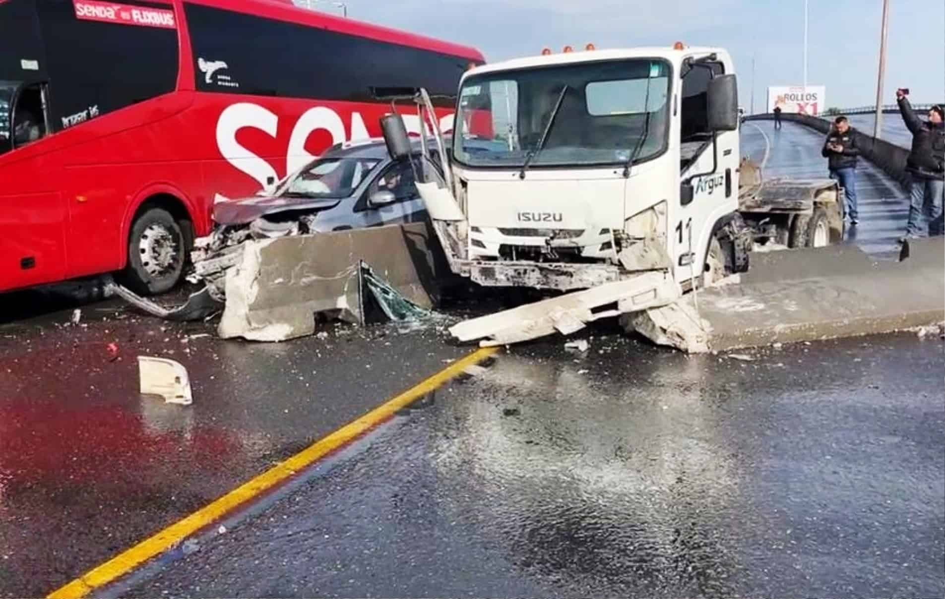 Accidente automovil&iacute;stico en Ramos Arizpe: camioneta derriba luminaria
