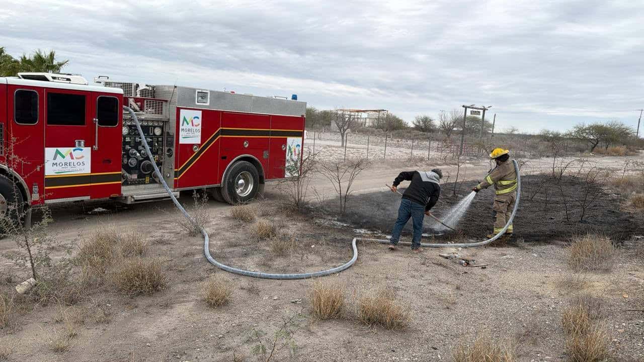Incendio de matorrales moviliza a Bomberos en la carretera 57