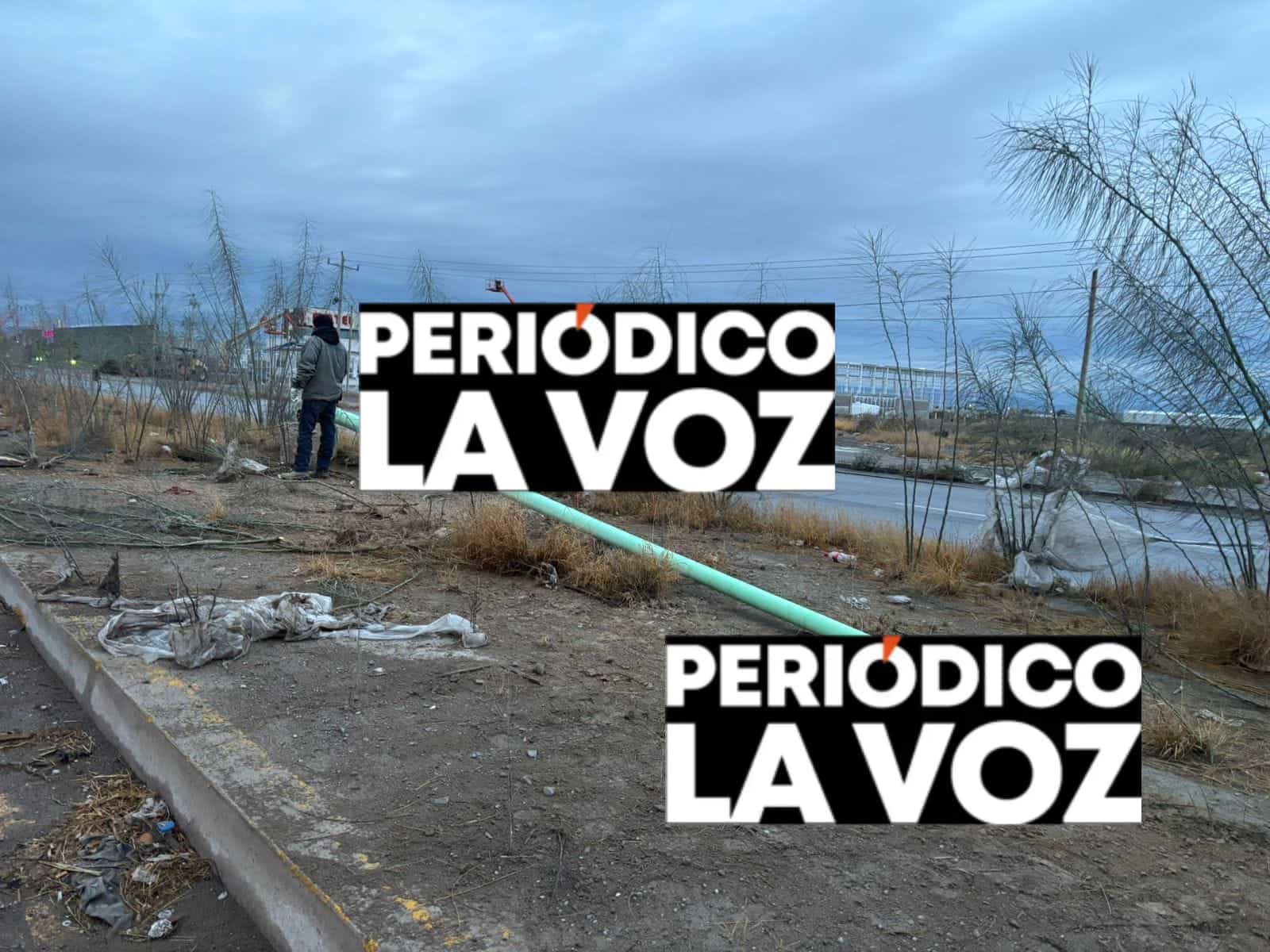 Tumba luminaria y vuelca en el Salinas