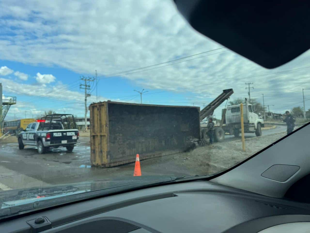 Cami&oacute;n de volteo se vuelca en Villa de Agujita sin dejar heridos