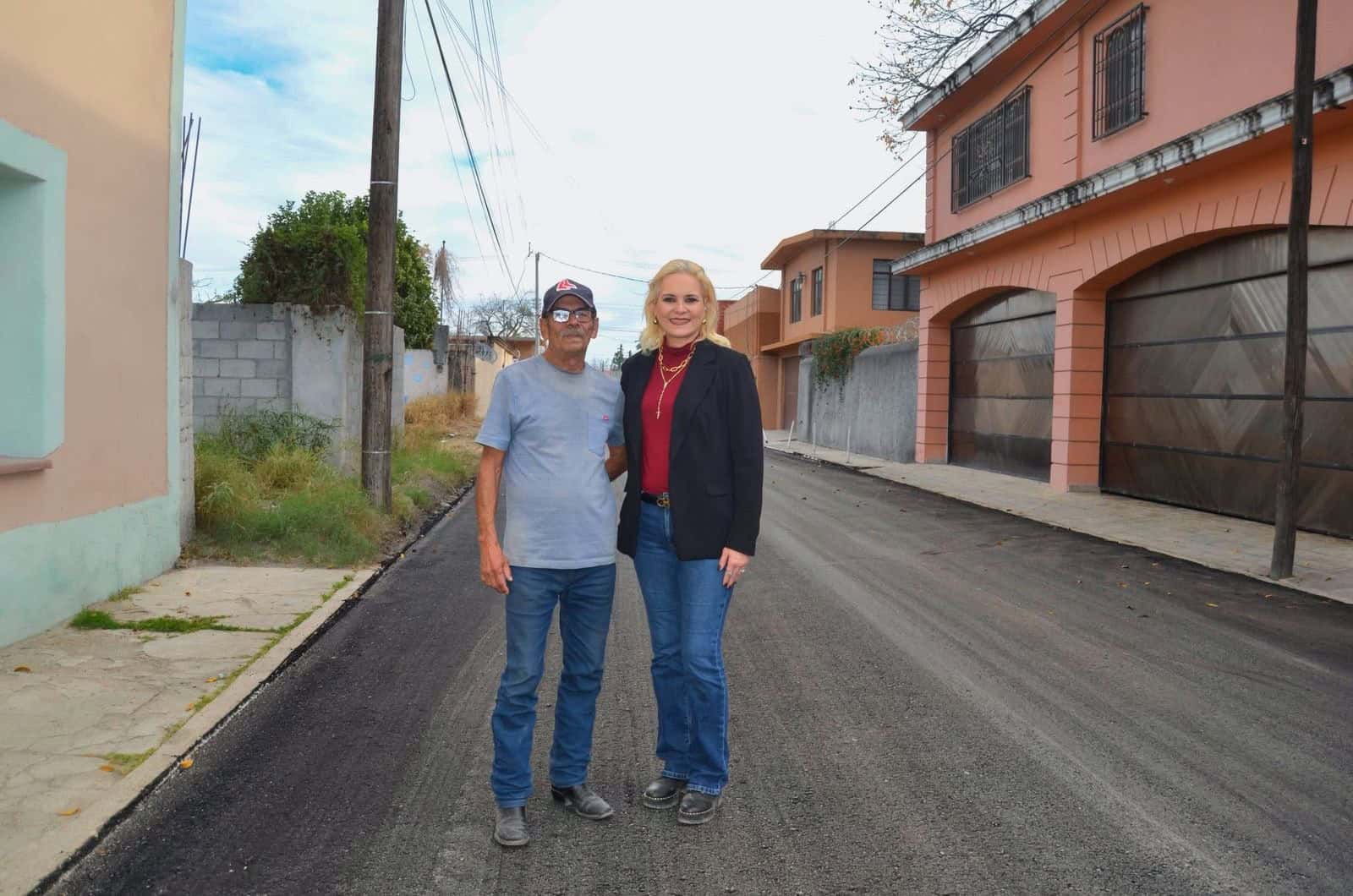 Laura Jim&eacute;nez entrega recarpeteo en la calle Elizardo Guti&eacute;rrez de M&uacute;zquiz