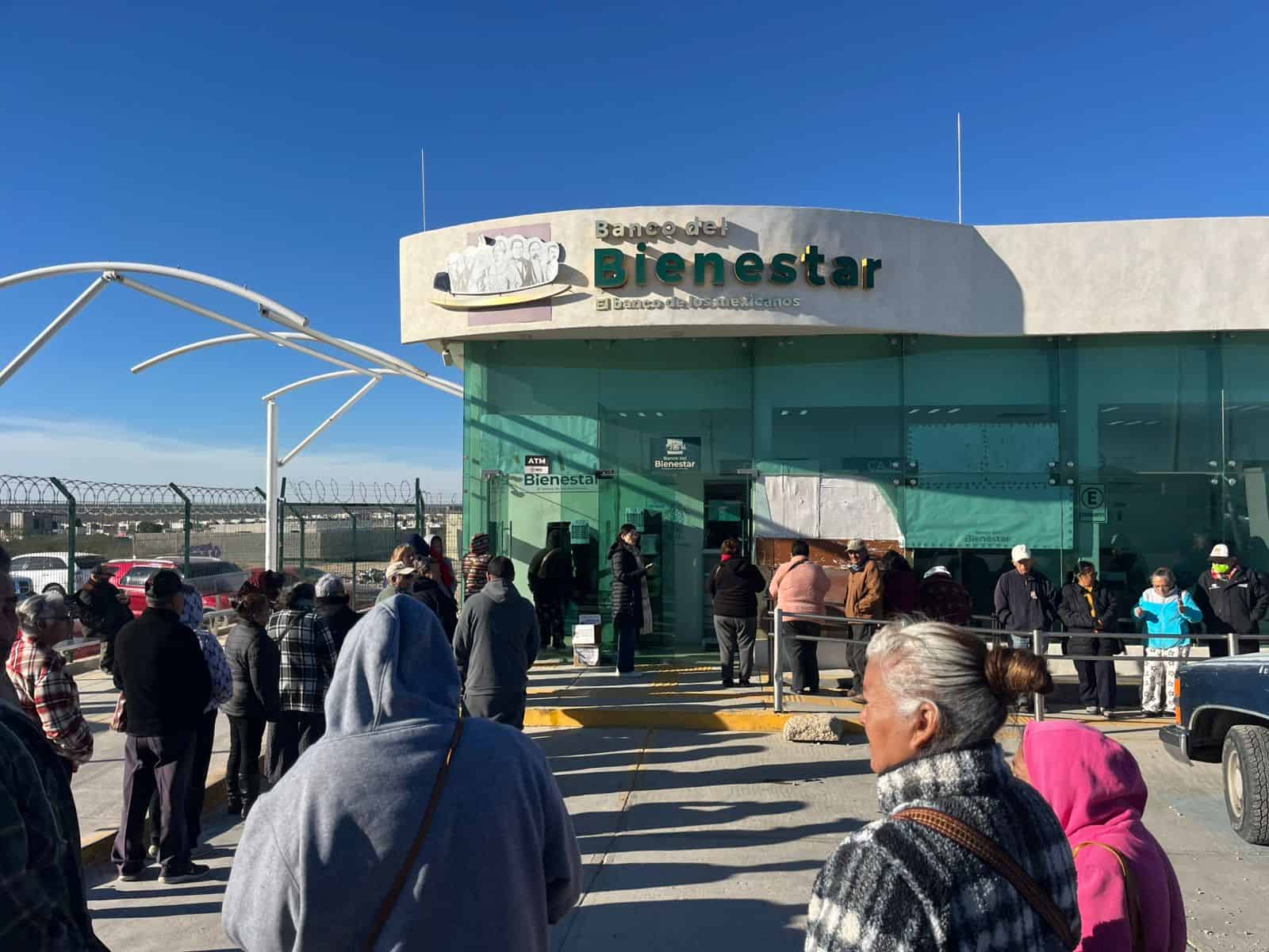 Largas filas en el Banco del Bienestar por pago de 65 y M&aacute;s