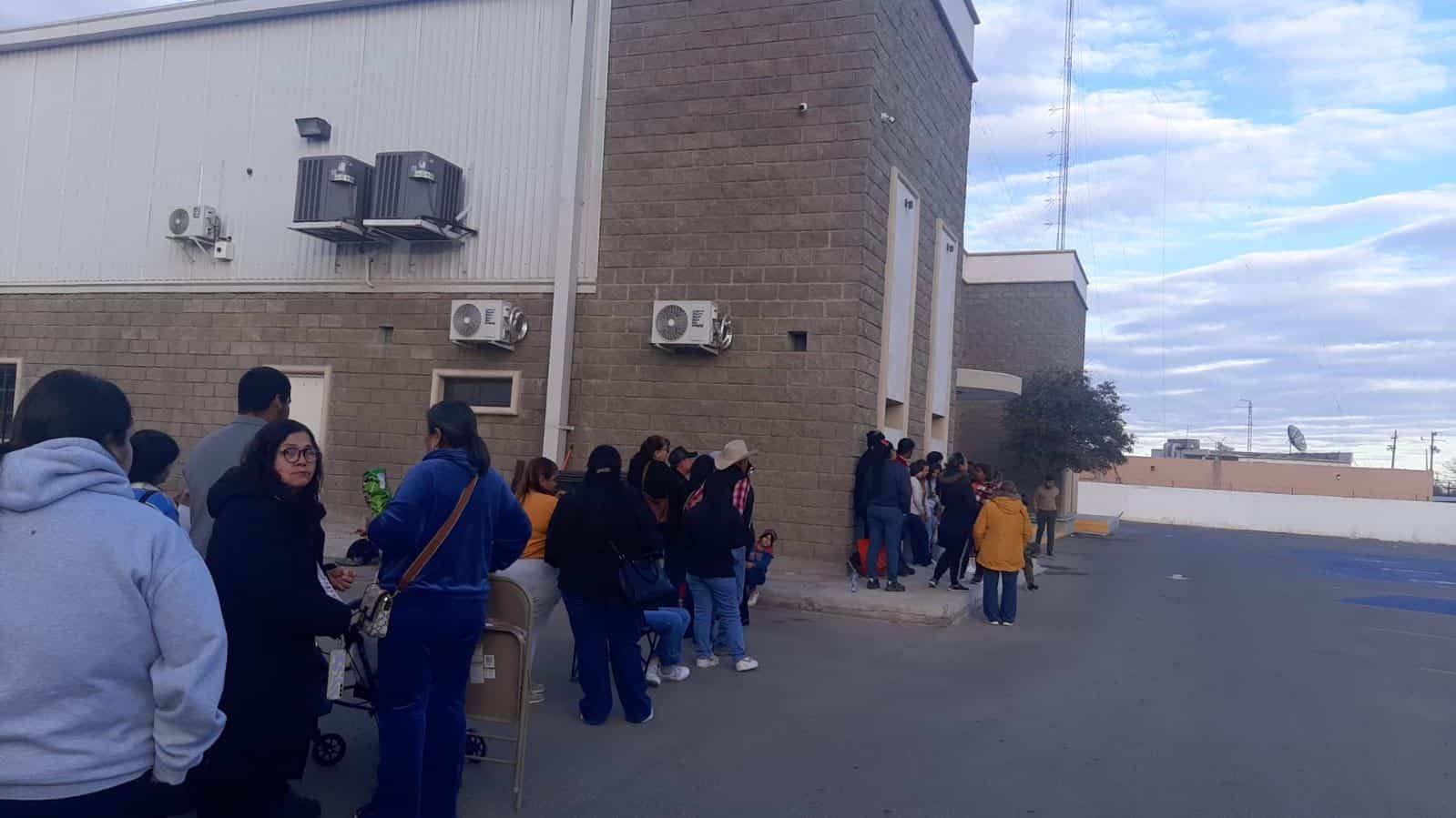 Expectaci&oacute;n por visita de pastor genera largas filas en Ciudad Acu&ntilde;a