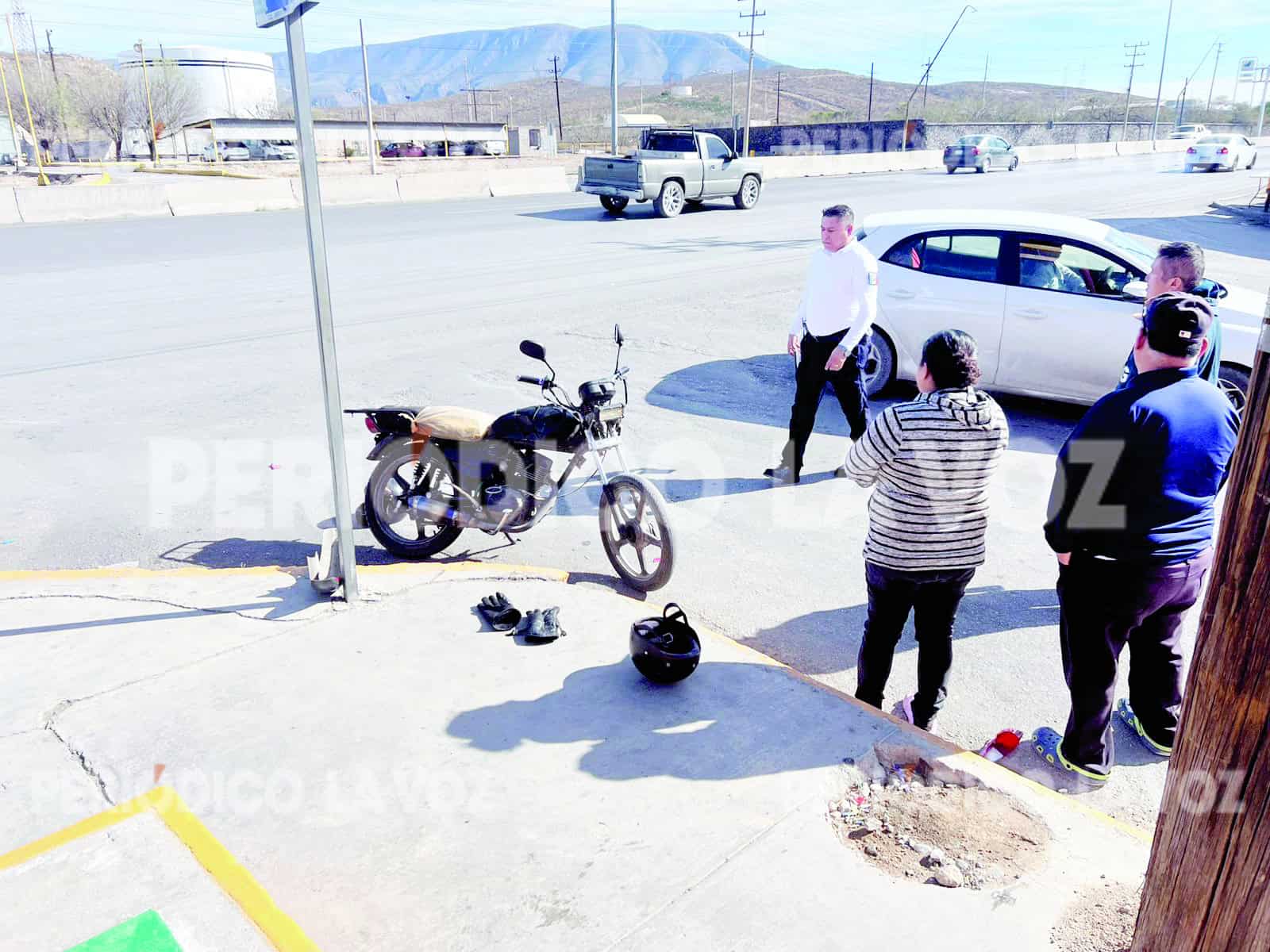 Motociclista V&iacute;ctor sufre accidente en Monclova: autom&oacute;vil lo impacta
