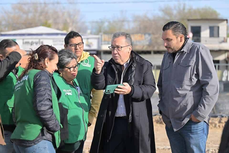 Carlos Villarreal supervisa construcci&oacute;n de nueva escuela en Monclova