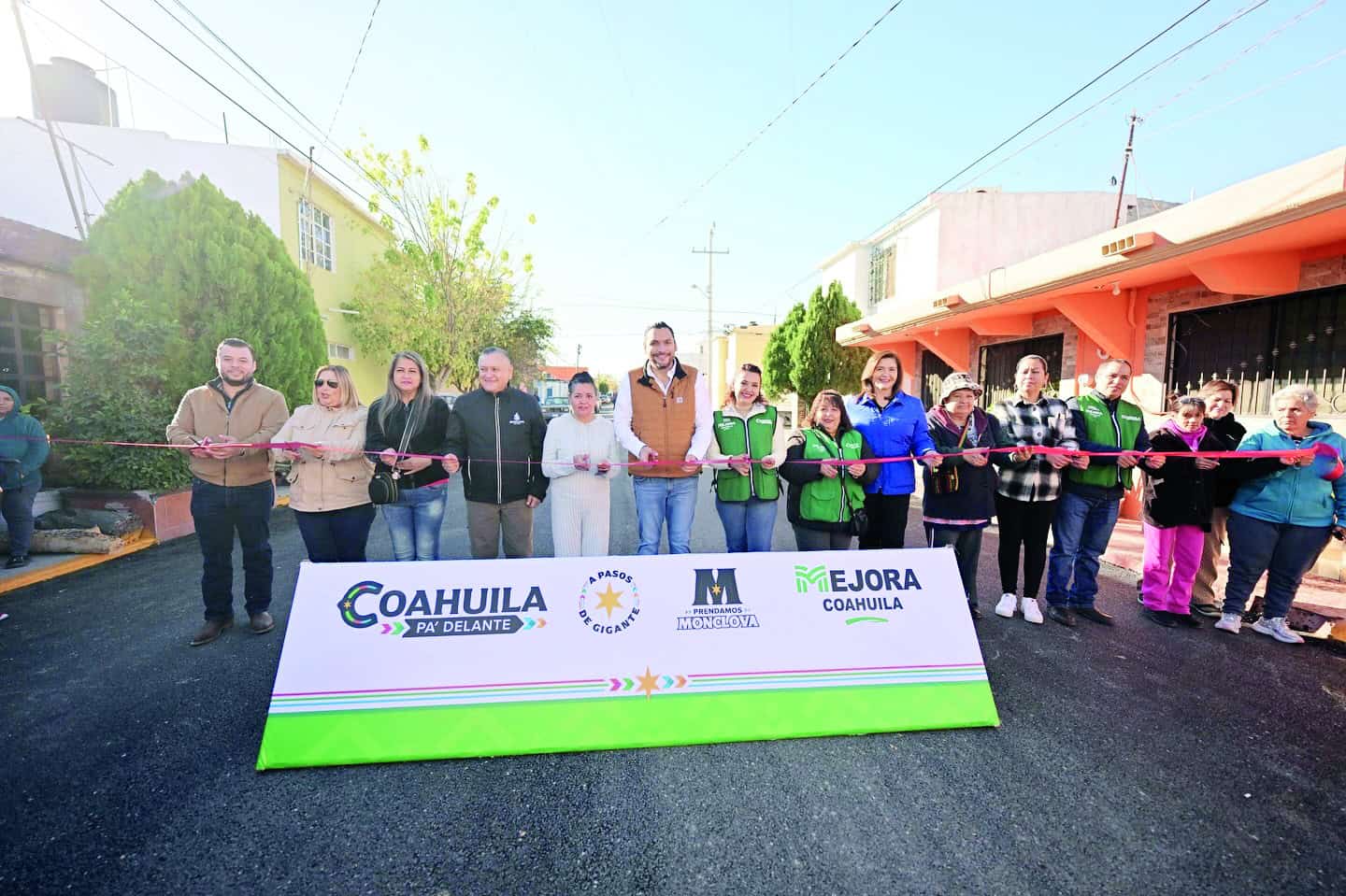 Carlos Villarreal entrega recarpeteo en la calle Sinter 2 de Monclova