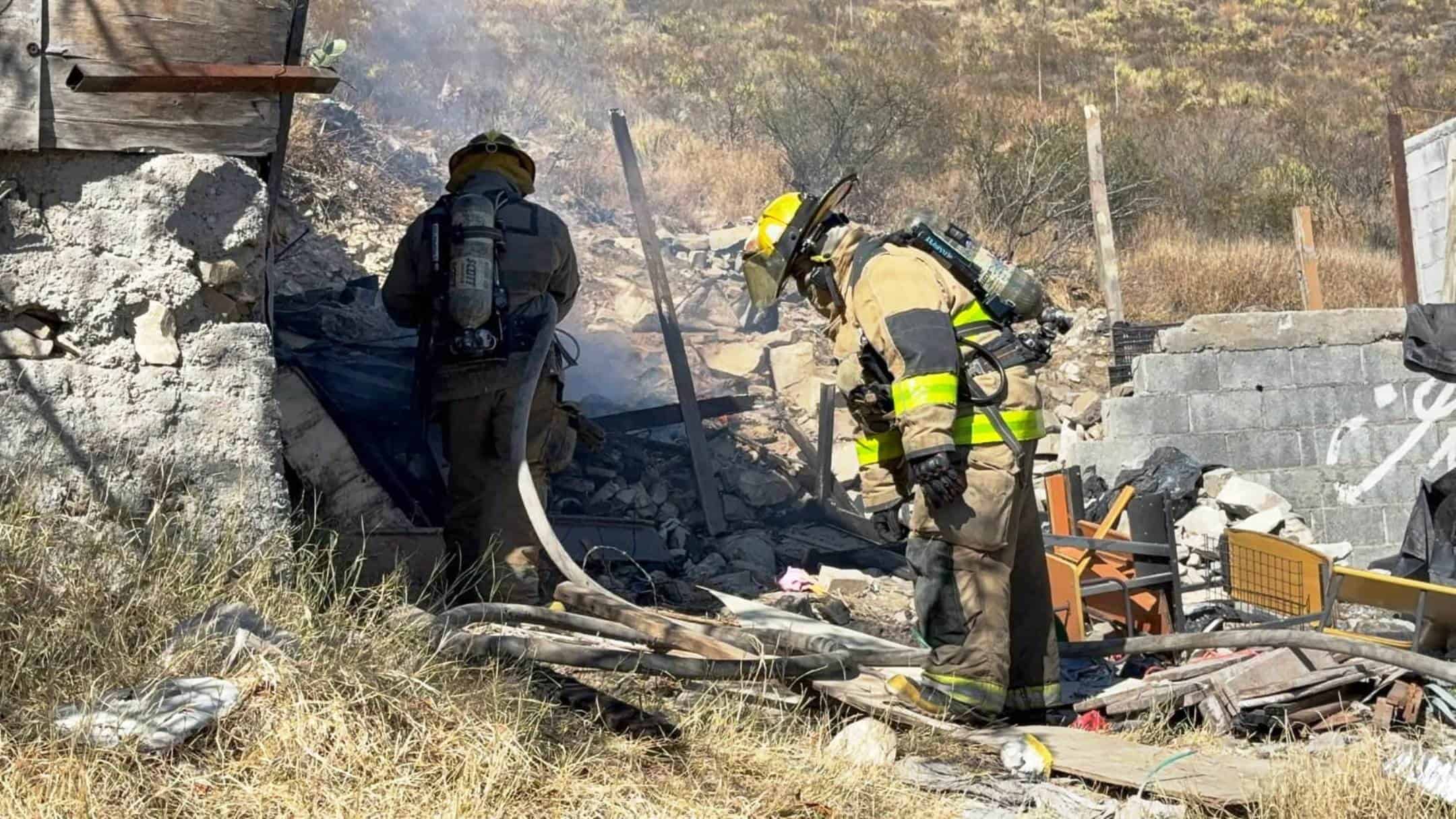 Incendio consume tejaban en La Pe&ntilde;ita, Saltillo