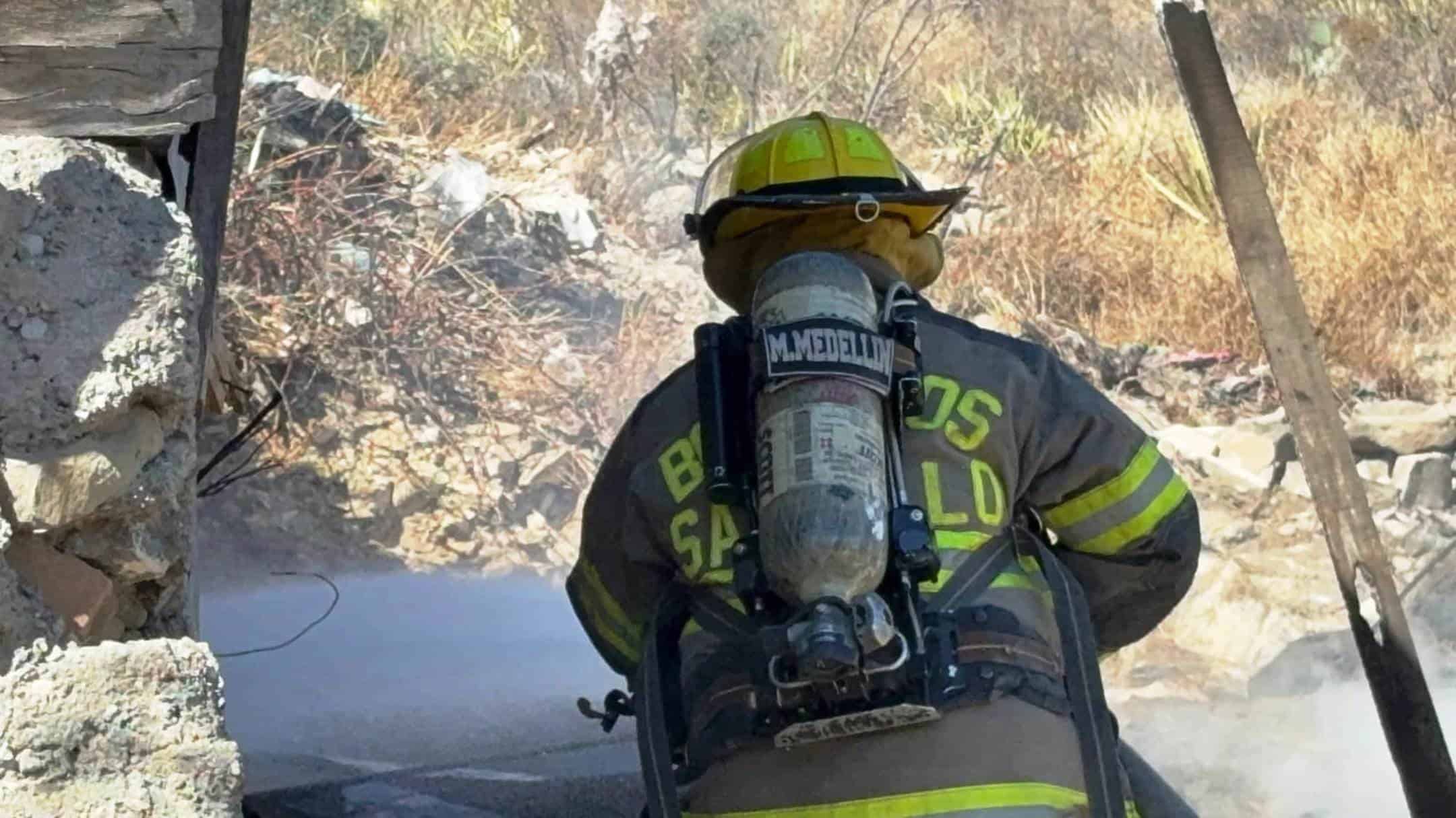 Incendio consume tejaban en La Pe&ntilde;ita, Saltillo