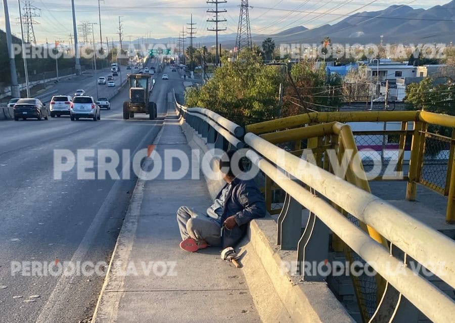 C&eacute;sar N es rescatado por la polic&iacute;a en el puente de AHMSA en Monclova