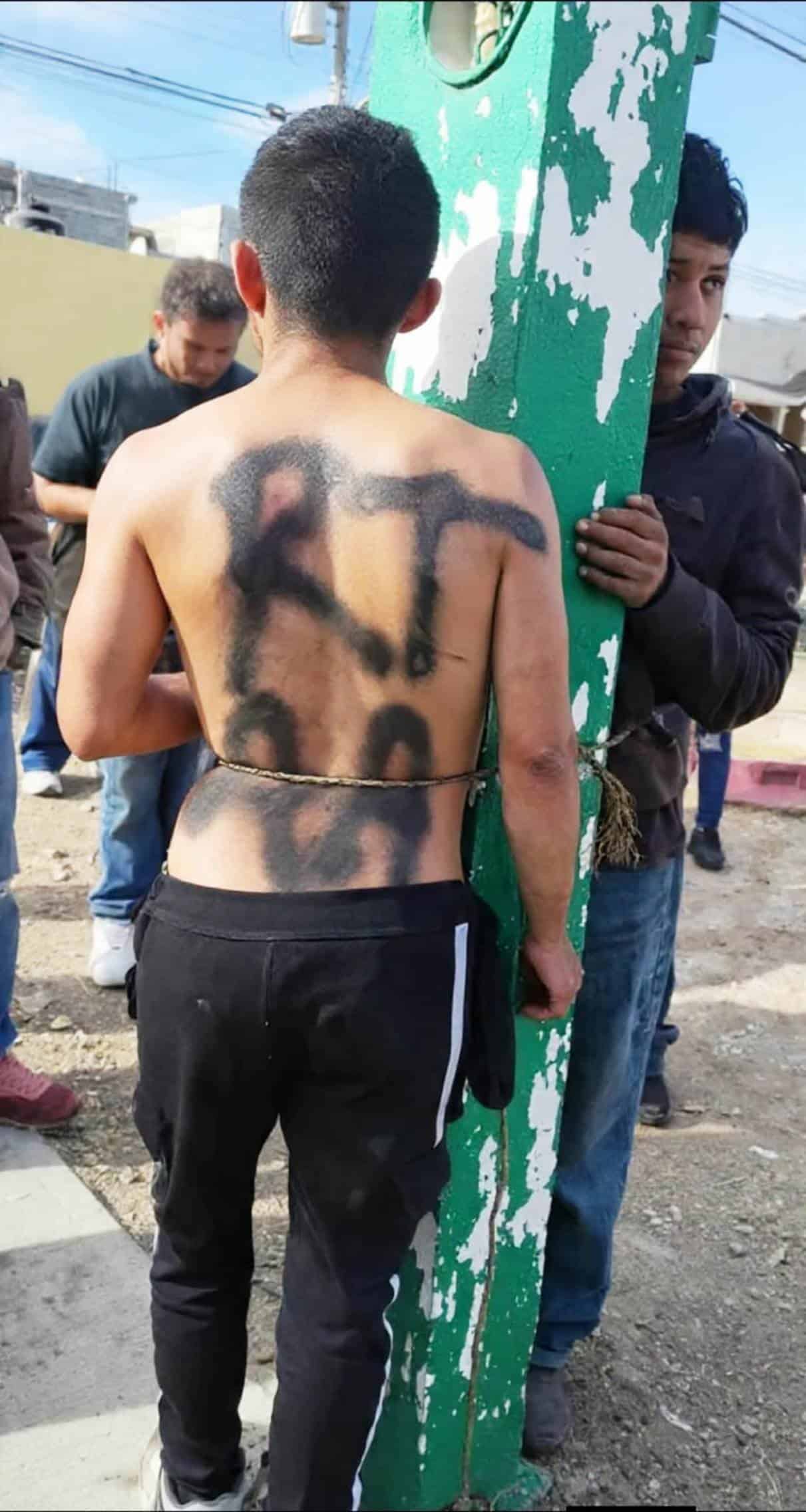 Taxistas y vecinos retienen a presuntos asaltantes en Saltillo