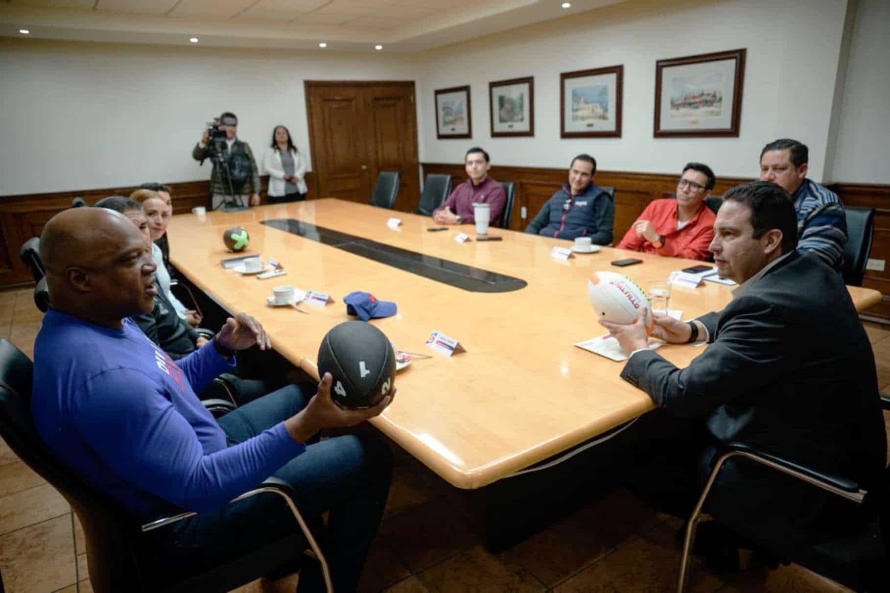 Javier D&iacute;az Gonz&aacute;lez y Gabe Northern colaboran por el deporte en Saltillo