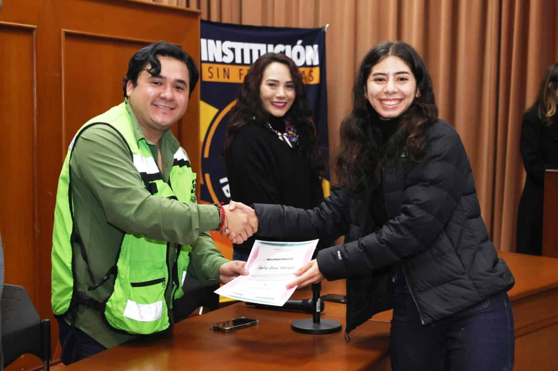 Ceremonia de entrega de reconocimientos a estudiantes por servicio social en Saltillo