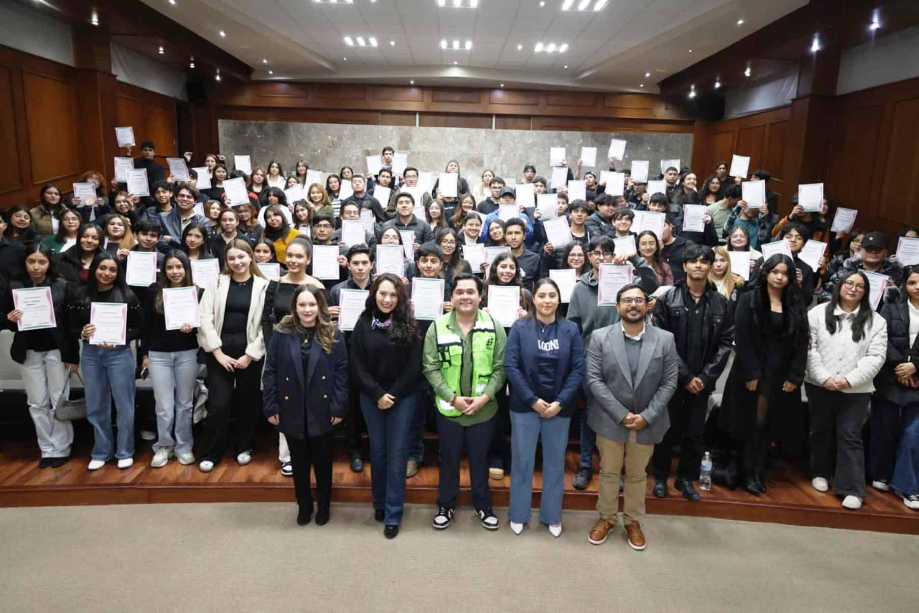 Ceremonia de entrega de reconocimientos a estudiantes por servicio social en Saltillo