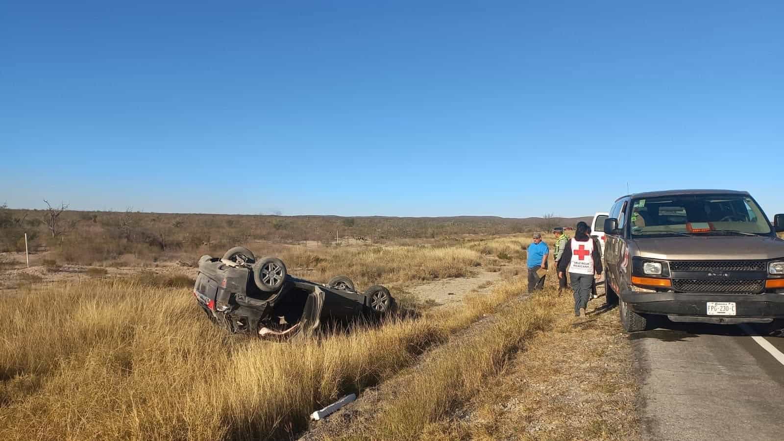 Conductor resulta herido tras choque y vuelco en Allende