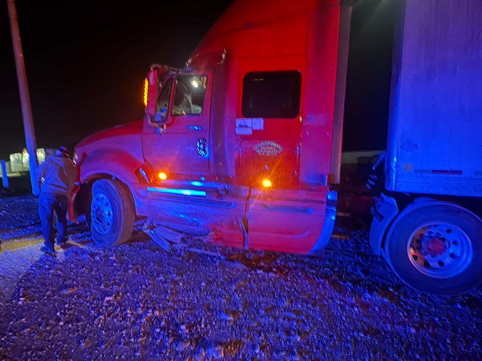 Accidente vial en Ramos Arizpe: cami&oacute;n impacta a veh&iacute;culo Kia