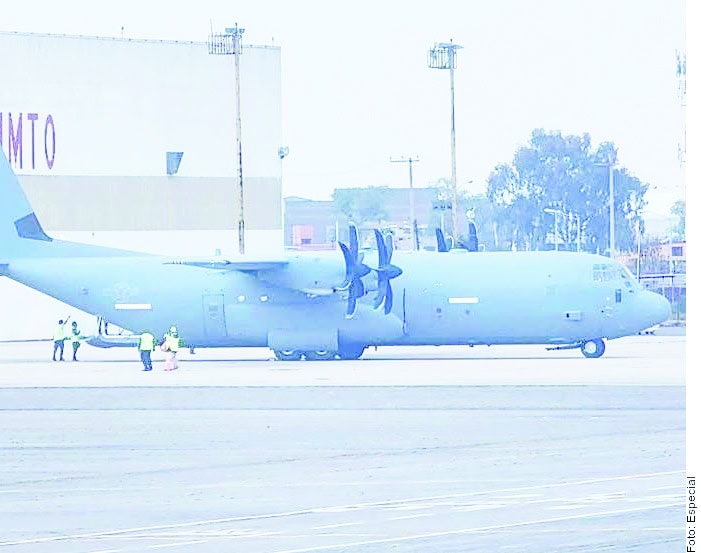 Y aterriza avi&oacute;n militar en Toluca