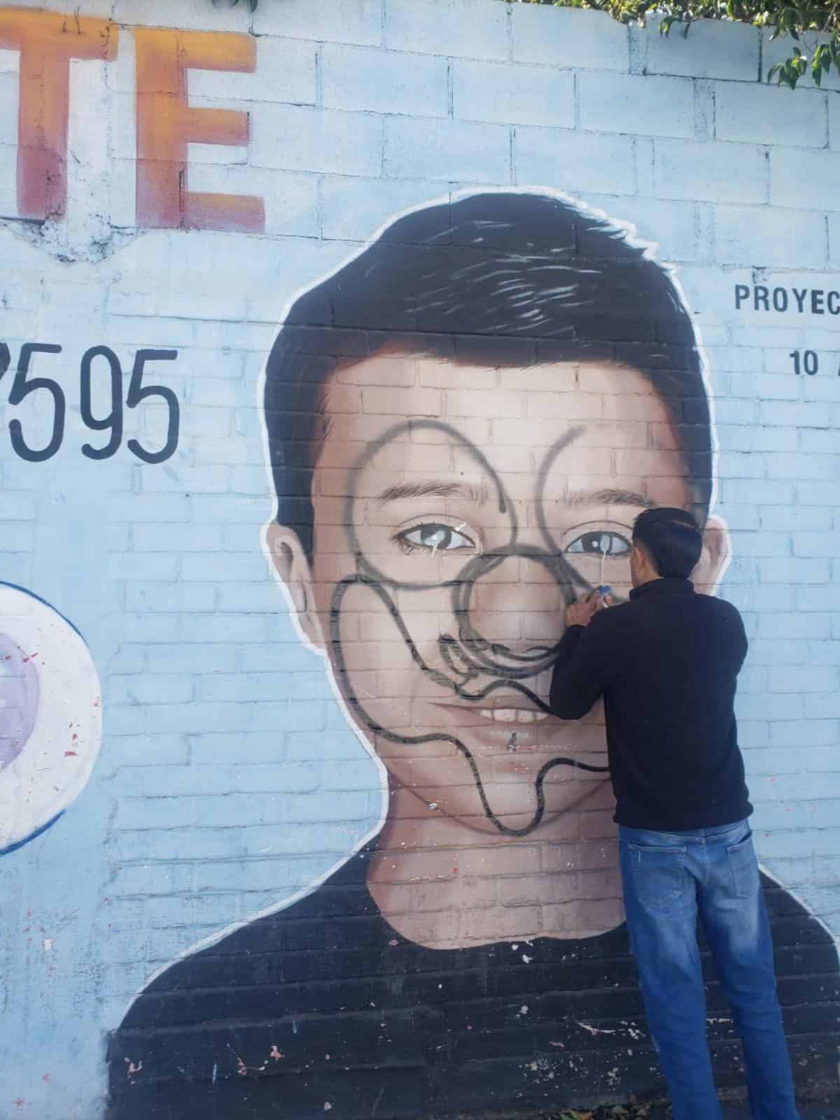 Rehabilitan vecinos mural de Johan Gael