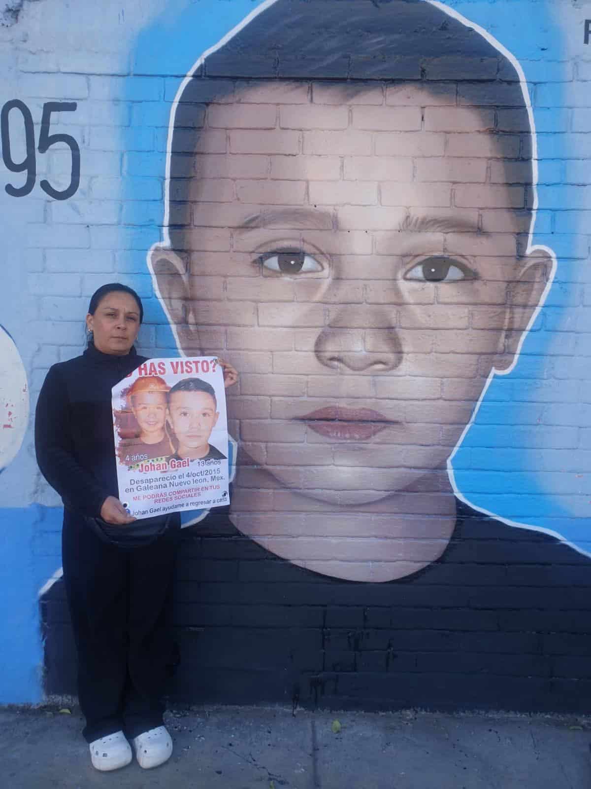 Rehabilitan vecinos mural de Johan Gael