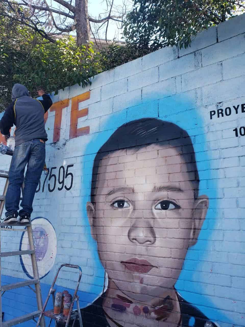 Rehabilitan vecinos mural de Johan Gael