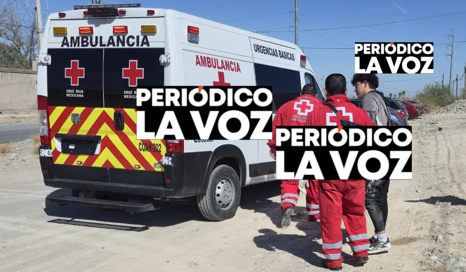 Derrapa en moto y le cae encima