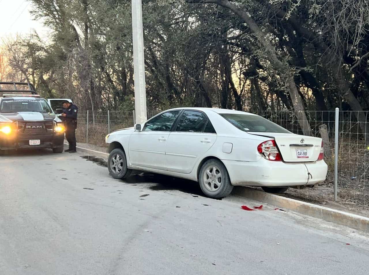 Abandonan autom&oacute;vil tras chocar contra poste en libramiento de Nava