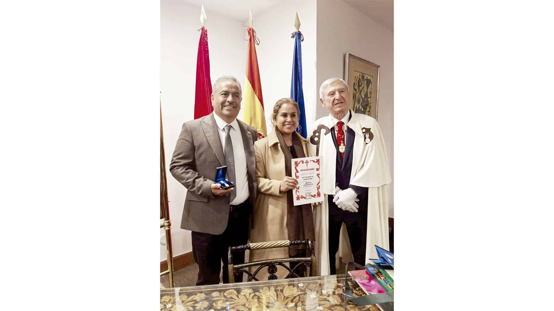 Cuatro Ci&eacute;negas: V&iacute;ctor Leija es reconocido con medalla en Madrid