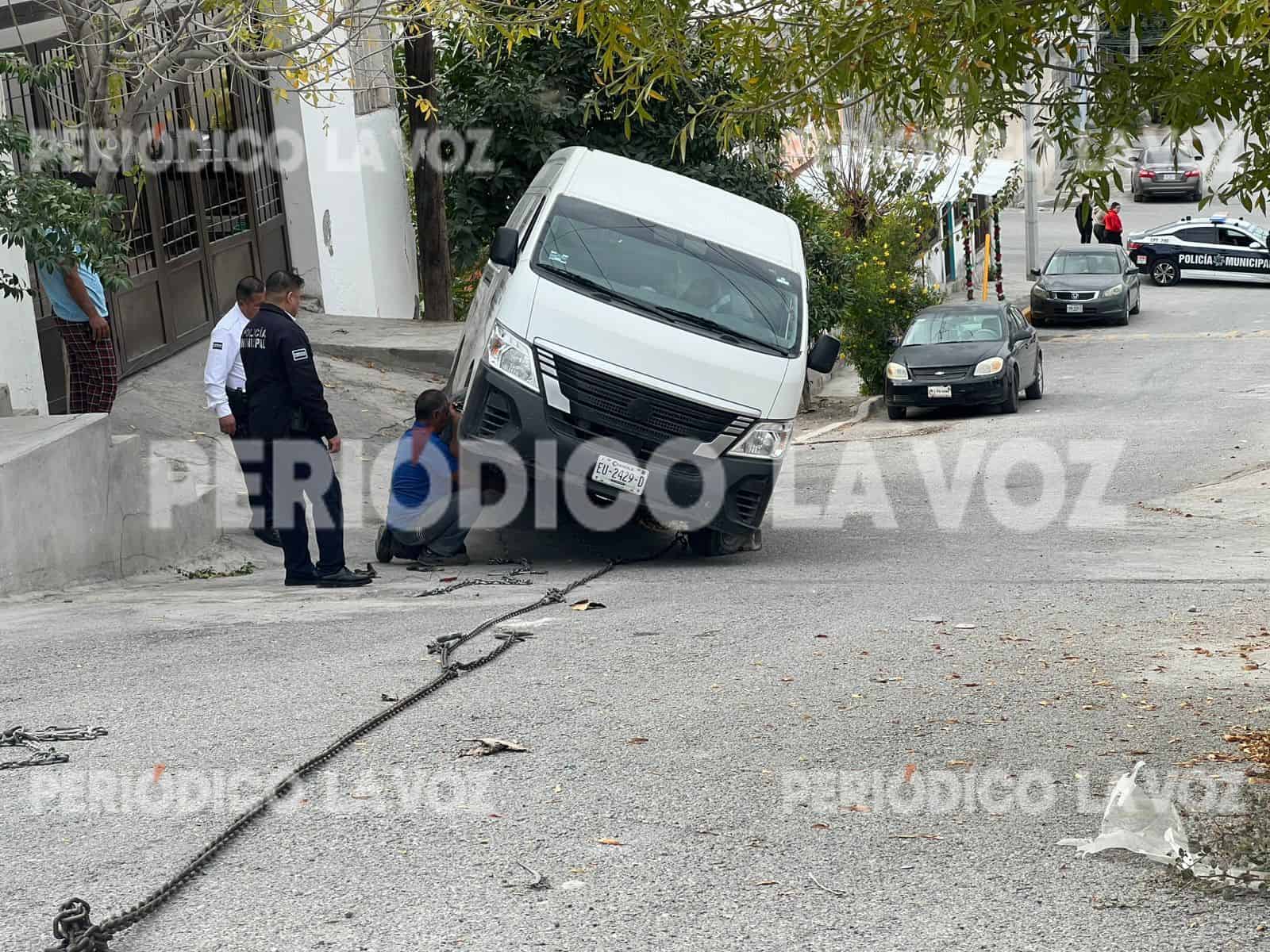 Camioneta de Log&iacute;stica Gonz&aacute;lez se descontrola y choca en Monclova