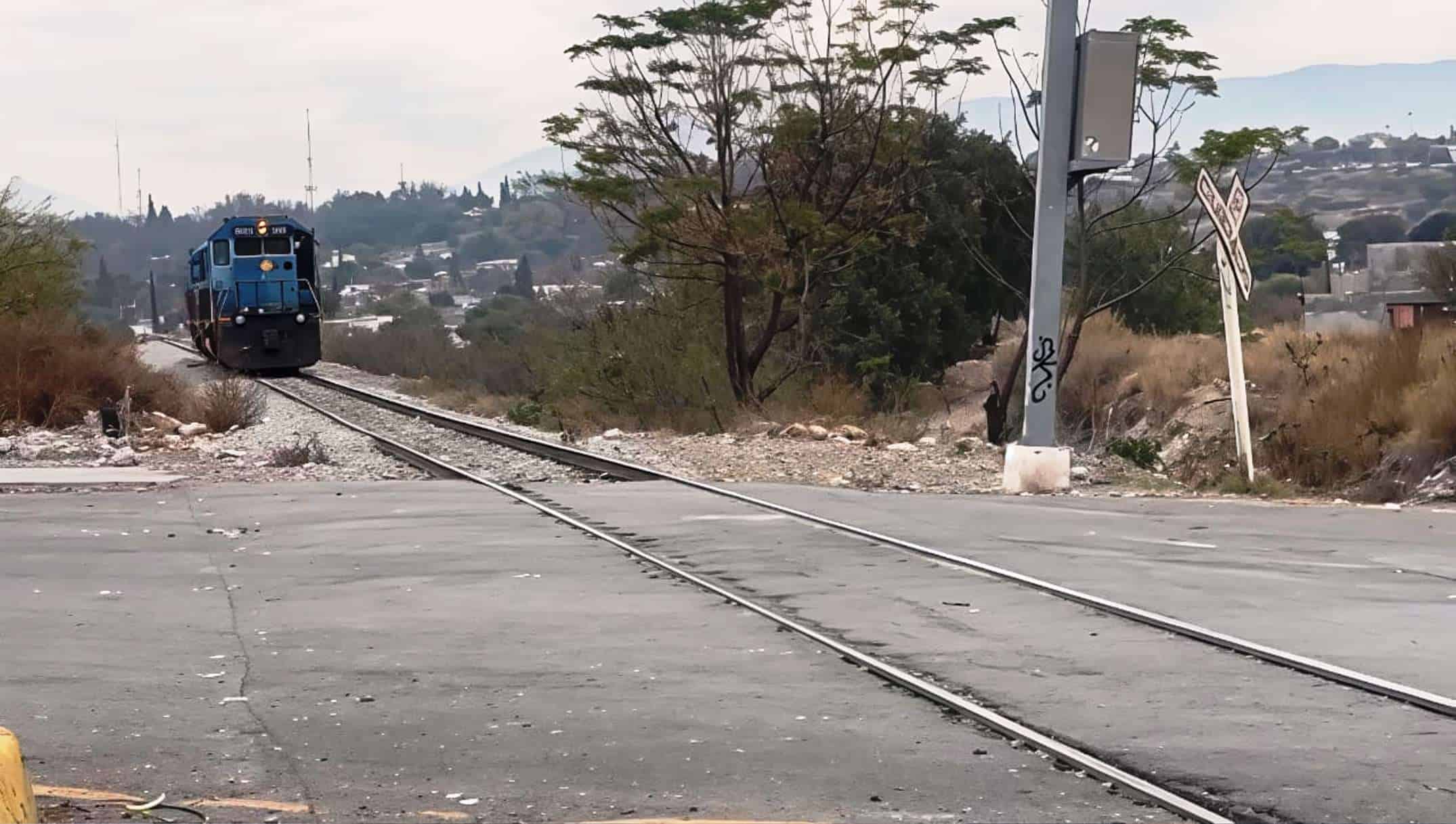 Conductor atrapado tras colisi&oacute;n ferroviaria en Saltillo