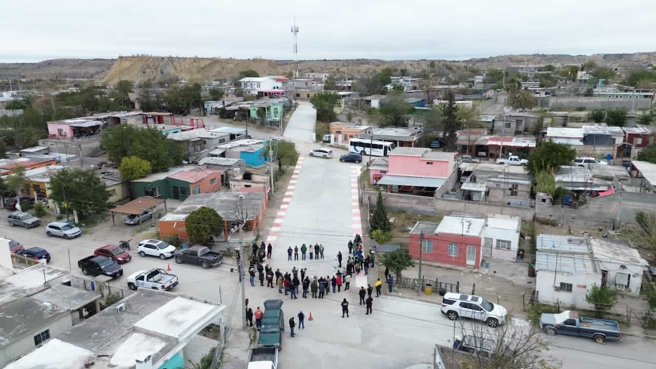 &Oacute;scar R&iacute;os Ram&iacute;rez entrega pavimentaci&oacute;n en calle Fresnos: San Juan de Sabinas avanza