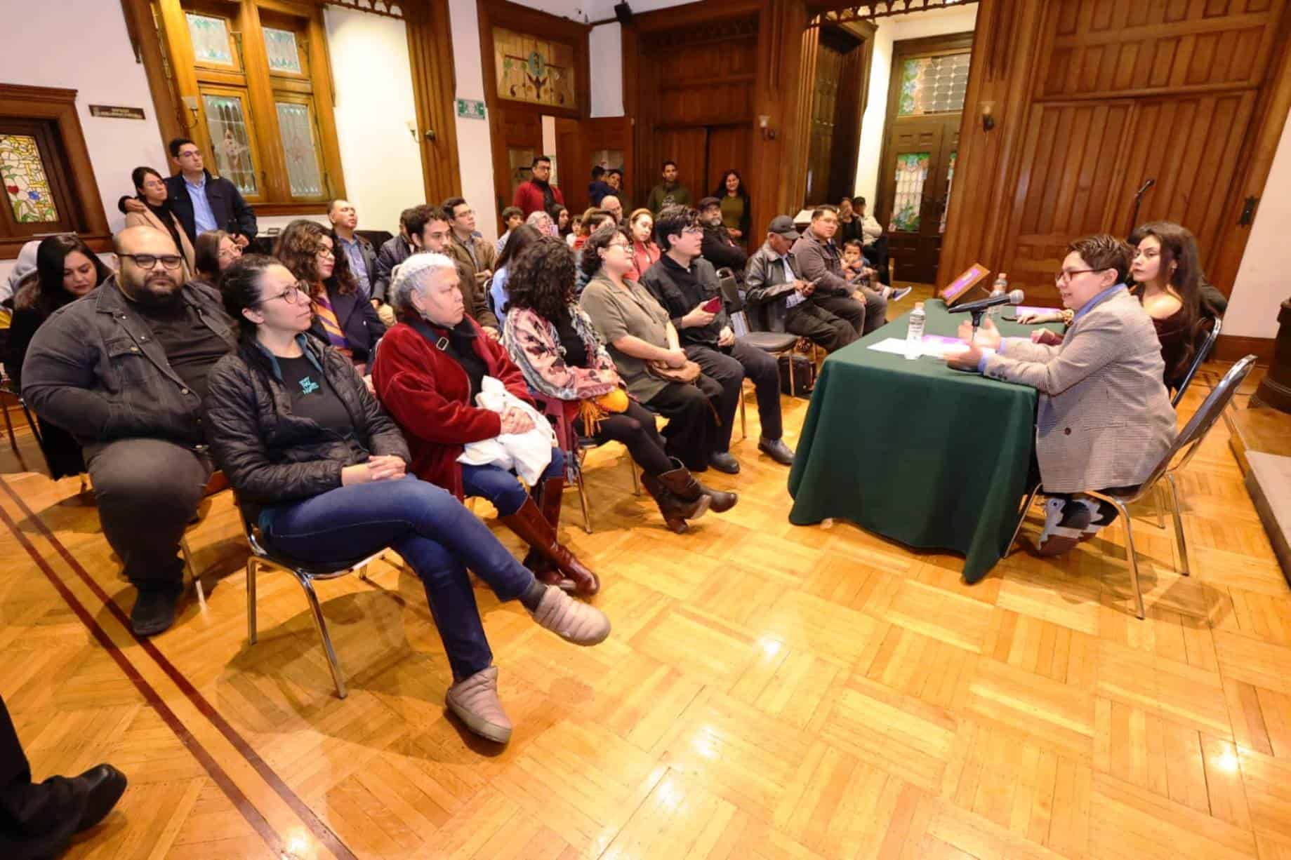 Primavera L&oacute;pez Colunga presenta Las Miniaturas de Qui&eacute;n en Saltillo