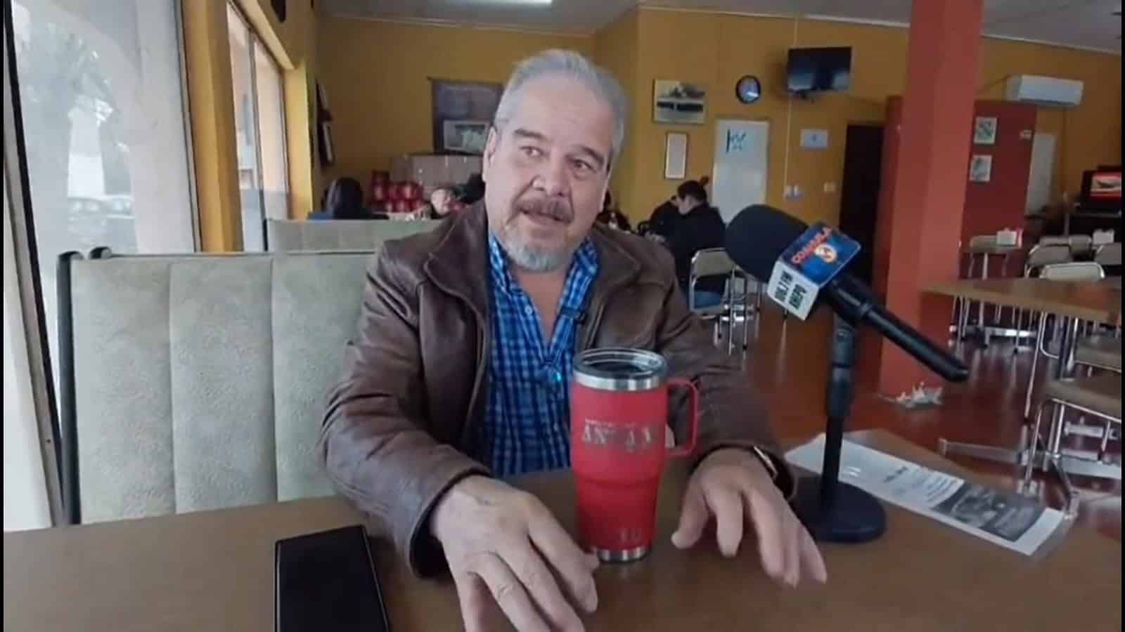 Due&ntilde;os de autos antiguos se preparan para evento en Sabinas