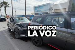 Colisión entre camionetas en Frontera genera daños materiales