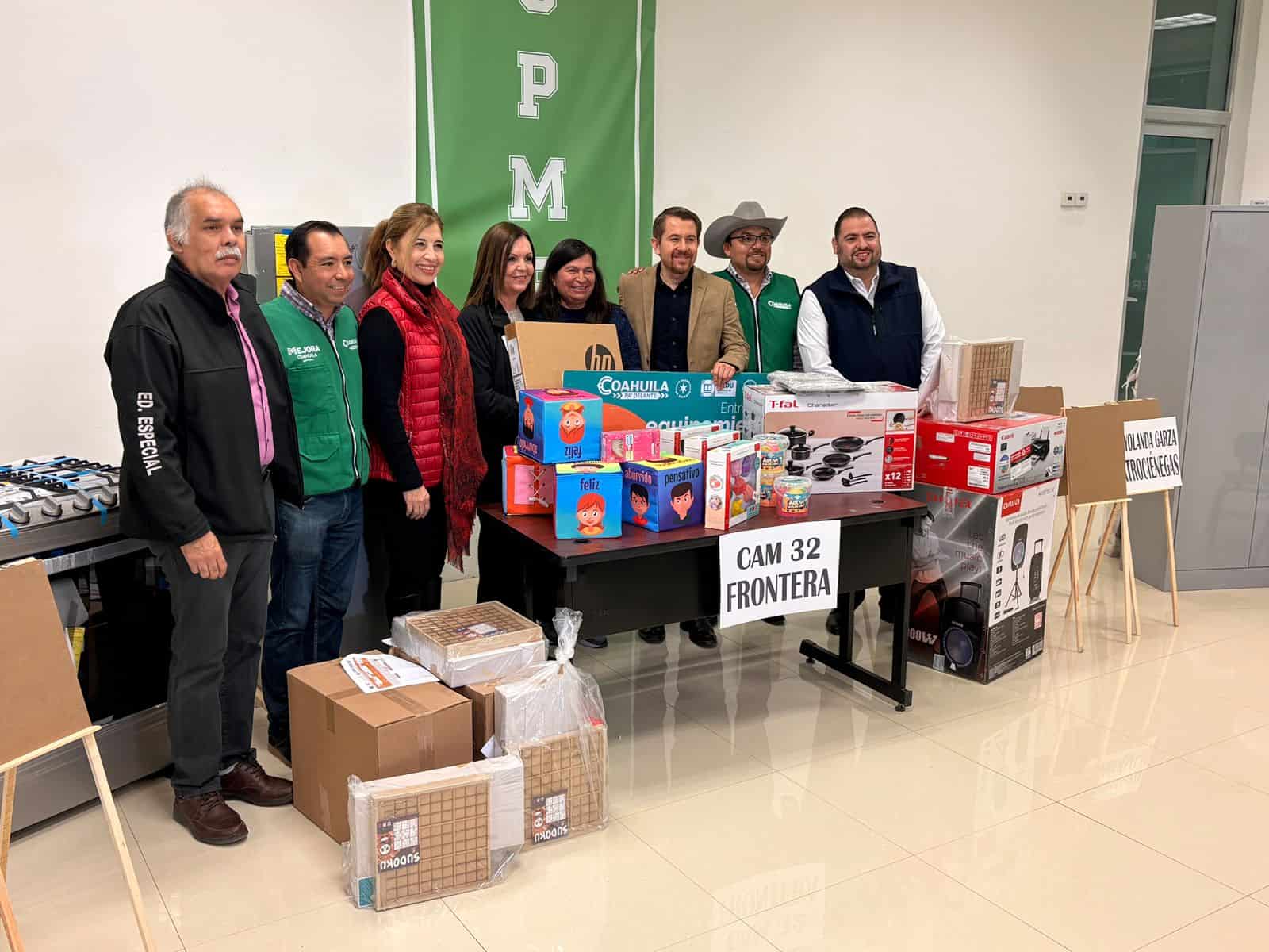 Hugo Lozano entrega materiales educativos a CAM y USAER en Coahuila