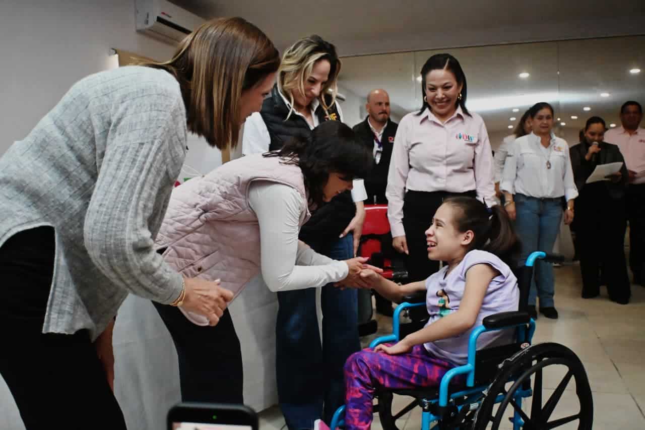 Sari P&eacute;rez entrega equipamiento UBR en Frontera para personas con discapacidad