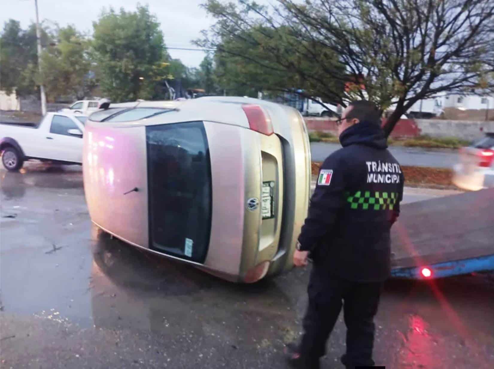 Accidente en Saltillo: Volkswagen Vento volcado en bulevar Morelos