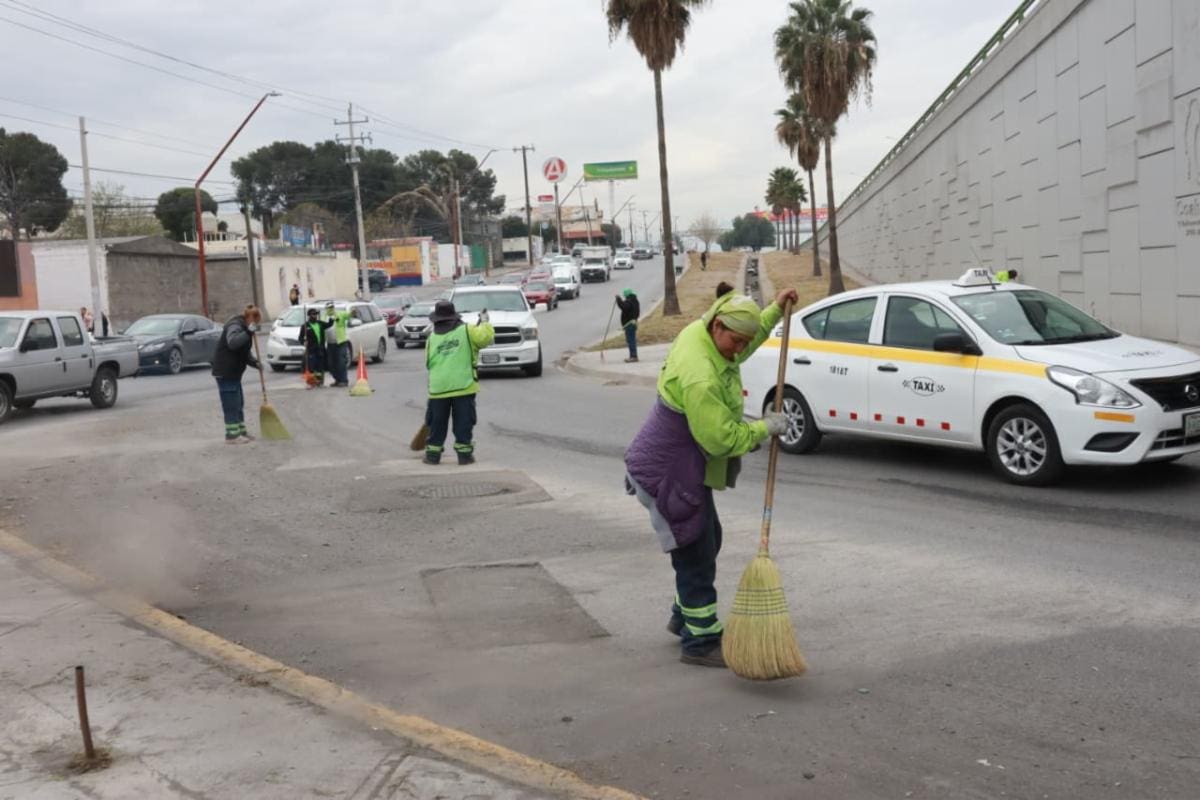 Desazolve y limpieza en vialidades de Saltillo para proteger a ciudadan&iacute;a