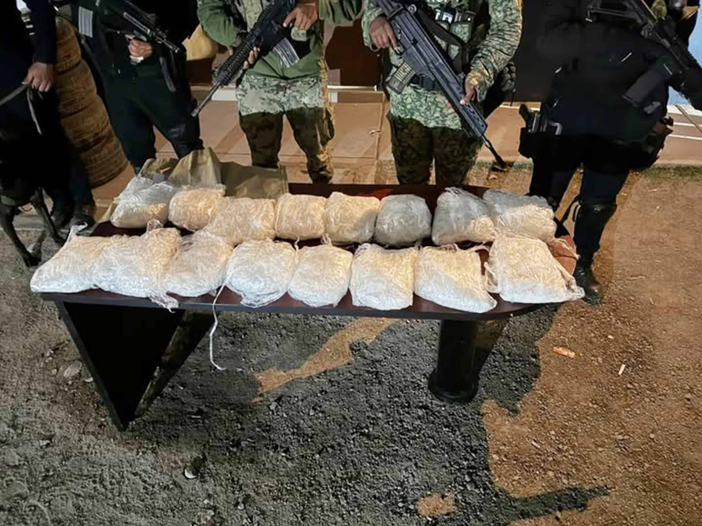 Aseguran 16 kilos de metanfetamina en veh&iacute;culo abandonado en la carretera 57