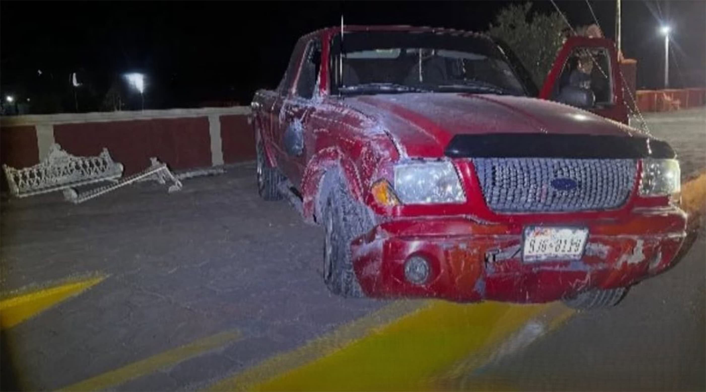 Pierde el control y choca camioneta en cruce c&eacute;ntrico de Zaragoza