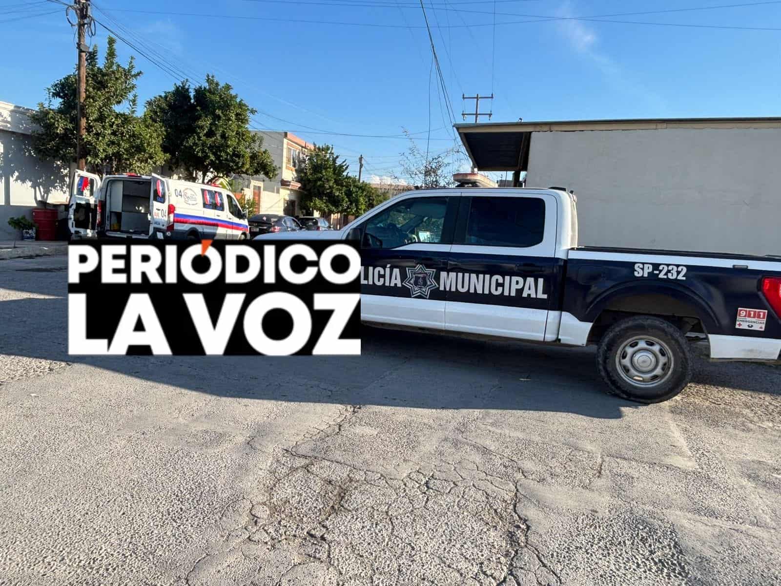Adulto mayor sufre ca&iacute;da en Monclova y es trasladado al hospital