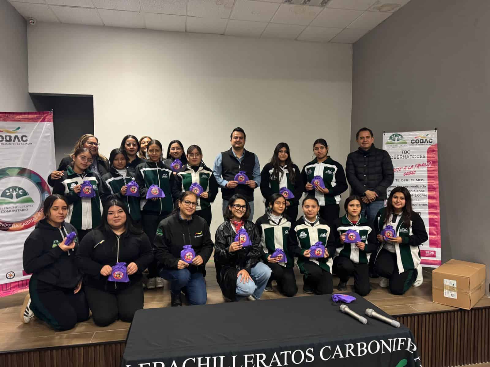 En el Municipio de Sabinas  entrega Secretar&iacute;a de Salud kits de higiene femenina a alumnas
