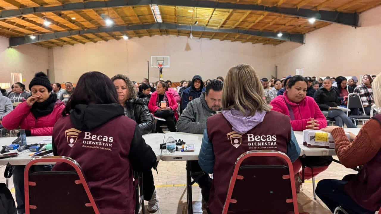 Entregan Becas Rita Cetina a estudiantes de secundaria en Allende